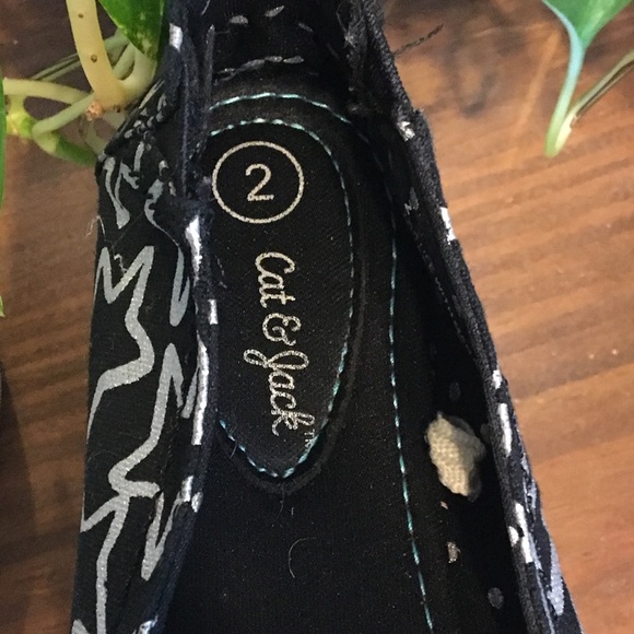 Girls size 2 black flats with silver stars - Picture 3 of 4